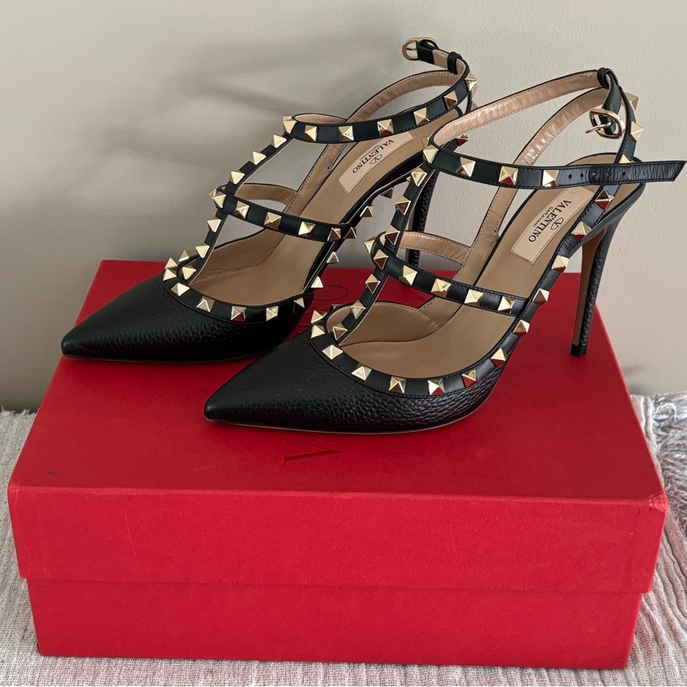 Valentino Rockstud Heels Black w Gold Studs